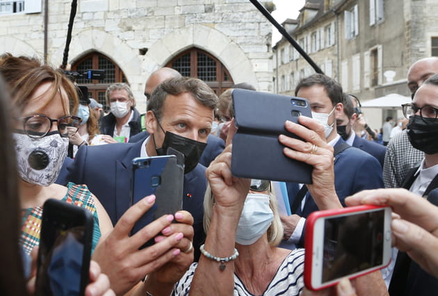 Emmanuel Macron, expert &egrave;s selfies