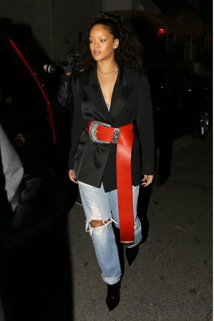 Rihanna, jean délavé et troué