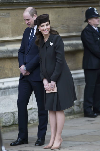 Kate Middleton en ensemble noir Catherine Walker