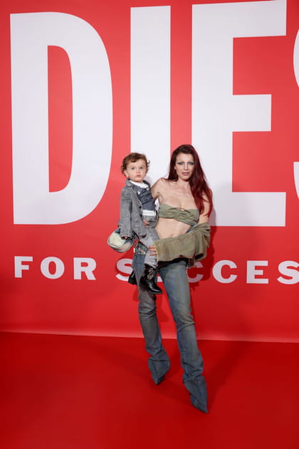 Julia Fox en top bustier et jean d&eacute;lav&eacute; droit avec son fils au d&eacute;fil&eacute; Diesel