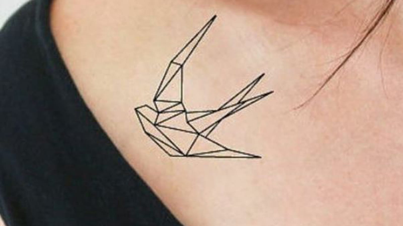 Hirondelle géométrique sous la clavicule