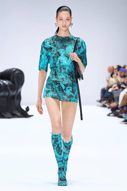 Mini robe turquoise à imprimé arty et bottes coordonnées aperçues sur le défilé Acne Studios 