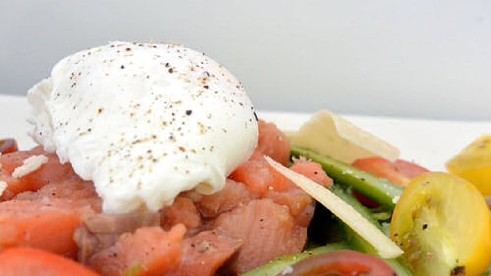 Salade aux asperges croquantes, tartare de saumon et œuf poché