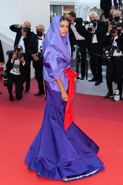 Tina Kunakey en tenue violette Valentino