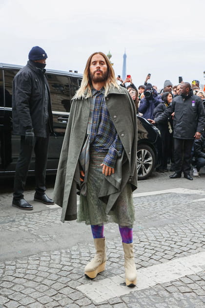 Jared Leto en trench kaki et jupe assortie au d&eacute;fil&eacute; Vivienne Westwood