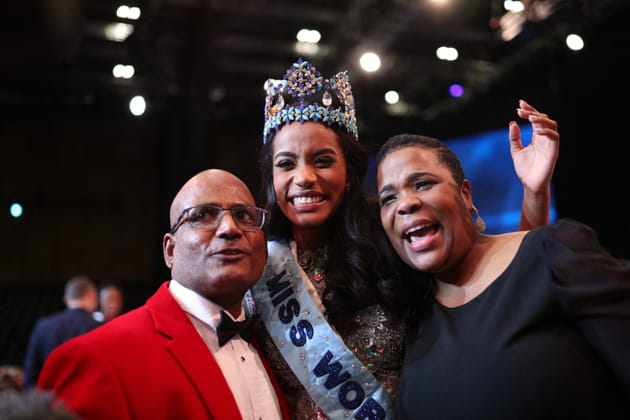Toni-Ann Singh pose avec ses parents