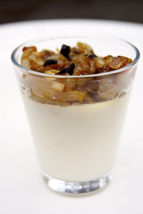 Verrines de panna cotta truffée au foie gras et confit d'oignons