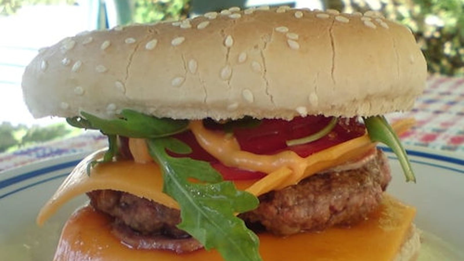 Hamburger maison aux oignons caramélisés et au lard