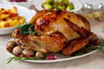Moins chère que le chapon et plus tendre que la dinde, cette volaille raffinée est un excellent compromis
