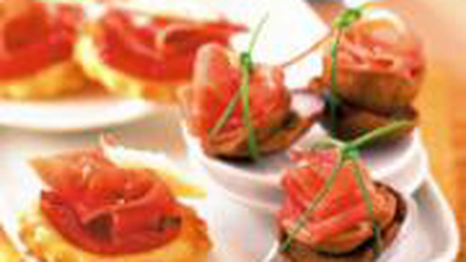 Mini-feuilletés au jambon sec, tomate, chèvre