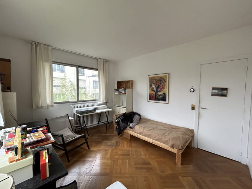 Avant&nbsp;: une chambre bureau en bazar