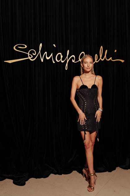 Leonie Hanne au d&eacute;fil&eacute; Schiaparelli