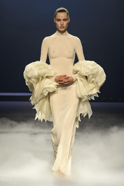 Robe écrue et étole assortie aperçues sur le défilé Ashi Studio haute couture