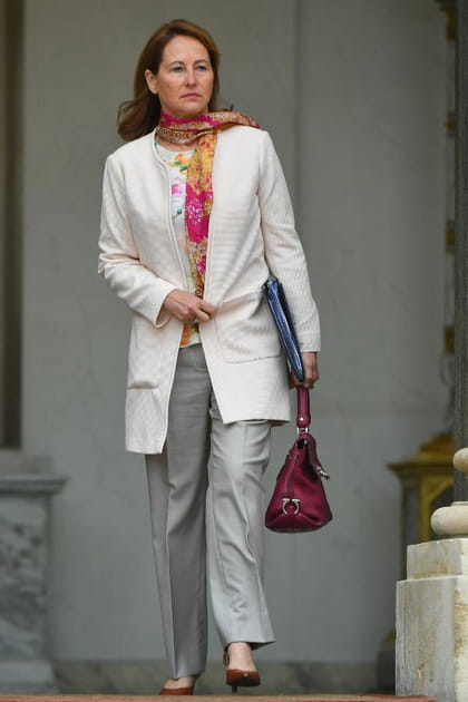 Ségolène Royal en manteau crème et foulard coloré