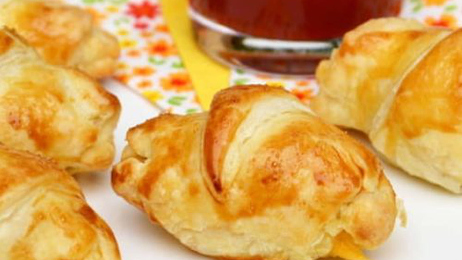 Petits croissants apéritifs saucisse et cheddar