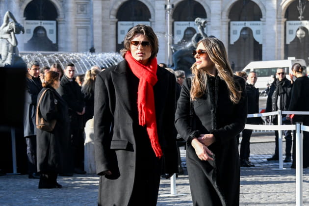 Liz Hurley accompagn&eacute;e de son fils Damian aux obs&egrave;ques de Valentino