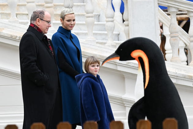Albert, Charlene et Gabriella de Monaco admirent le décor de Noël au palais