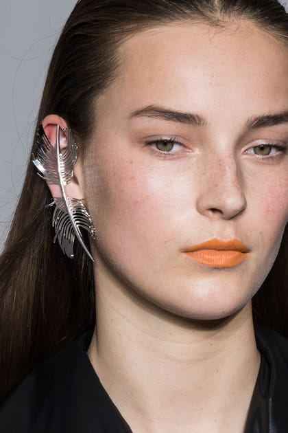 Le boucle d'oreille puce oversize du d&eacute;fil&eacute; Paco Rabanne