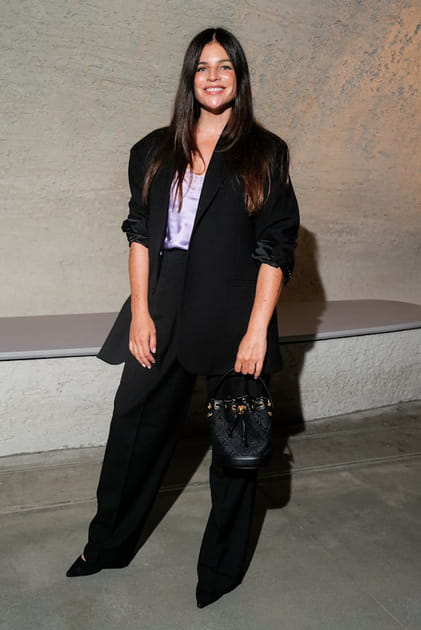 Julia Restoin Roitfeld en costume noir loose au d&eacute;fil&eacute; Tory Burch printemps-&eacute;t&eacute; 2024