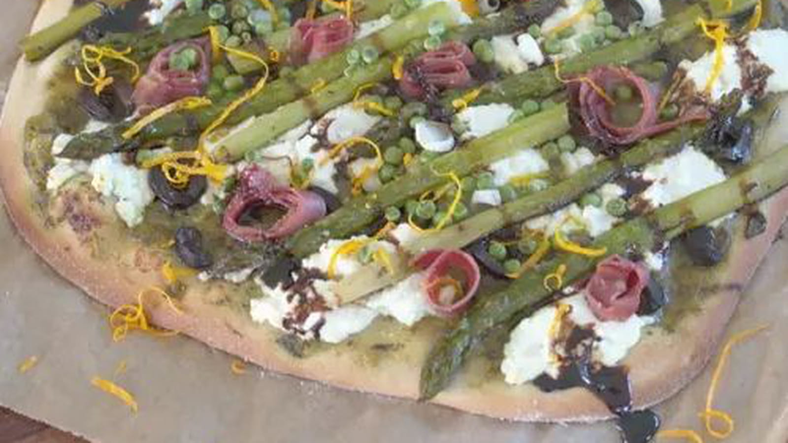 Pizza de printemps : ricotta, asperges, coppa & crème balsamique à l'orange