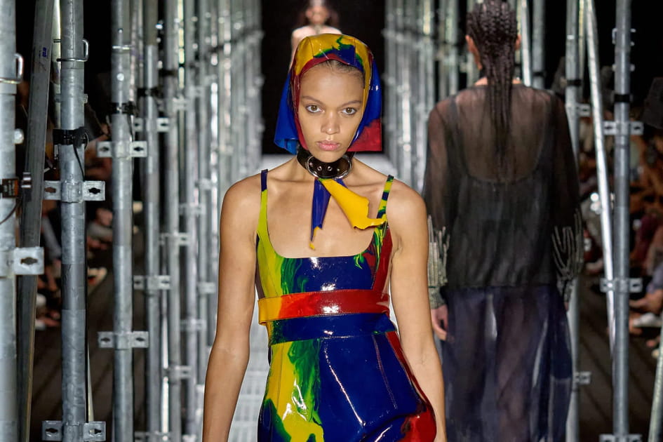 Le foulard dans les cheveux vu chez Paco Rabanne