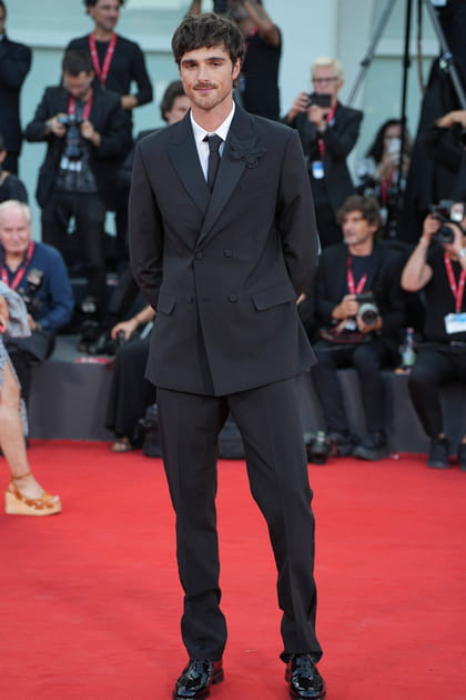 Jacob Elordi en costume noir croisé