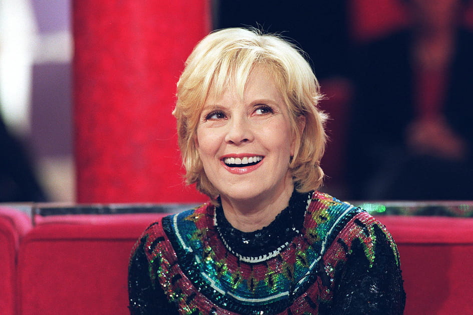 Sylvie Vartan, magnifique avec son carr&eacute; court avec frange