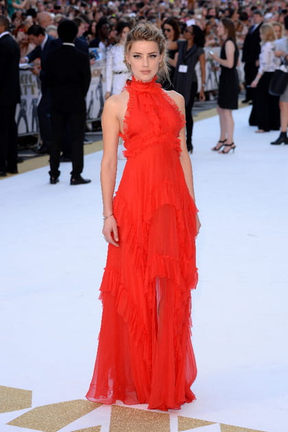 Amber Heard en robe corail longue à volants