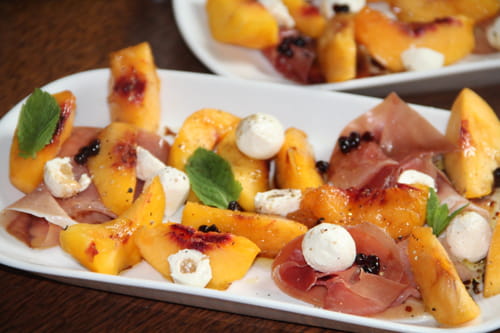 salade méditerranéenne de pêches et jambon serrano