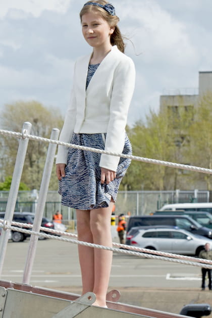 Élisabeth de Belgique en robe fleurie et veste blanche