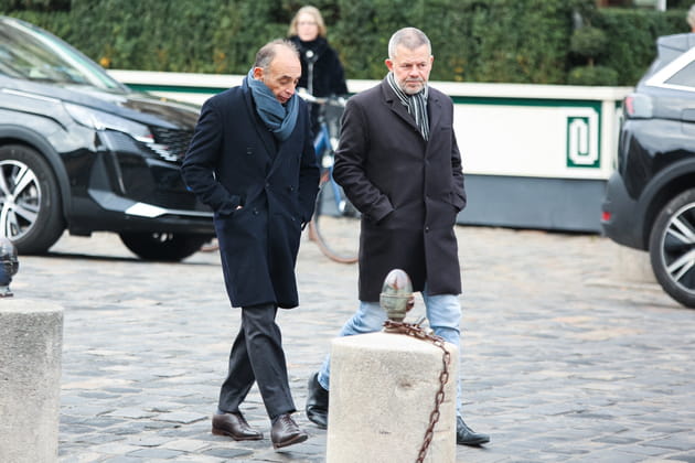 Eric Zemmour et Eric Naulleau arrivent aux obsèques de Philippe Tesson