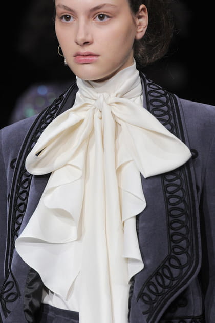Le foulard lavalli&egrave;re du d&eacute;fil&eacute; Temperley London