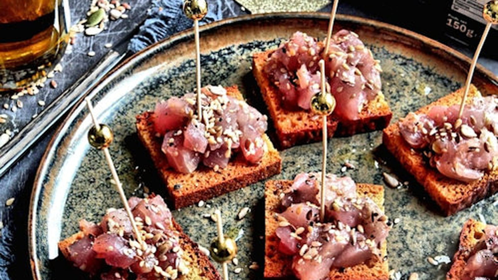 Canapés de pain d'épices au thon cru