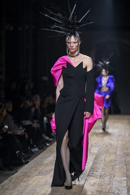 Silhouette Moschino en robe bustier noire fendue et empi&egrave;cements roses