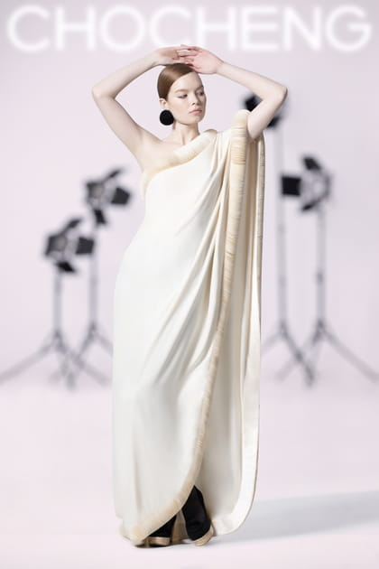 Robe blanche asym&eacute;trique aper&ccedil;ue sur le d&eacute;fil&eacute; Chocheng