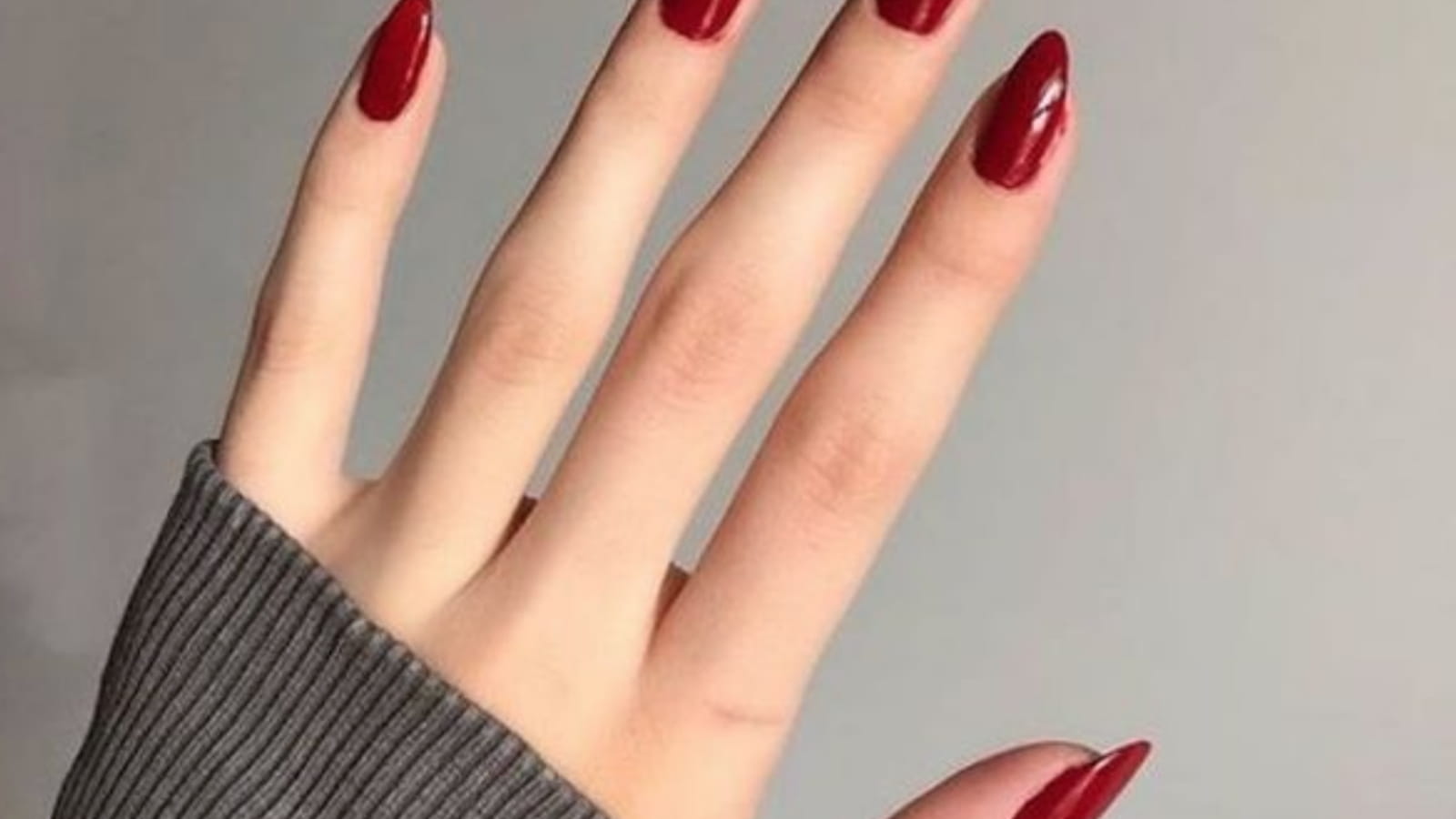 Des ongles rouges pointus