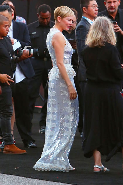 Michelle Williams en robe bleue à sequins
