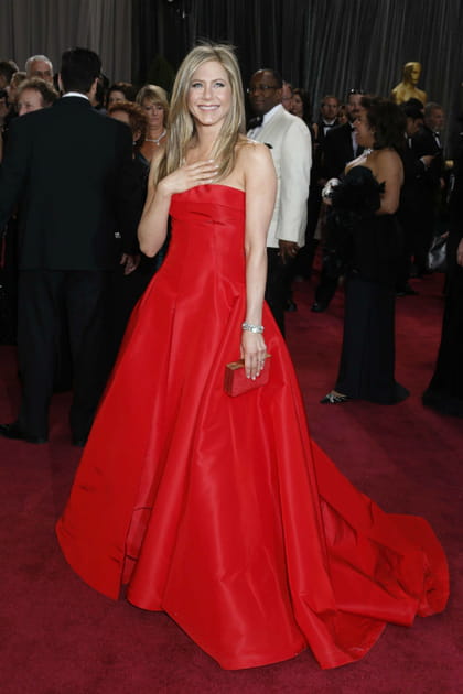 Jennifer Aniston en robe bustier rouge bouffante Valentino
