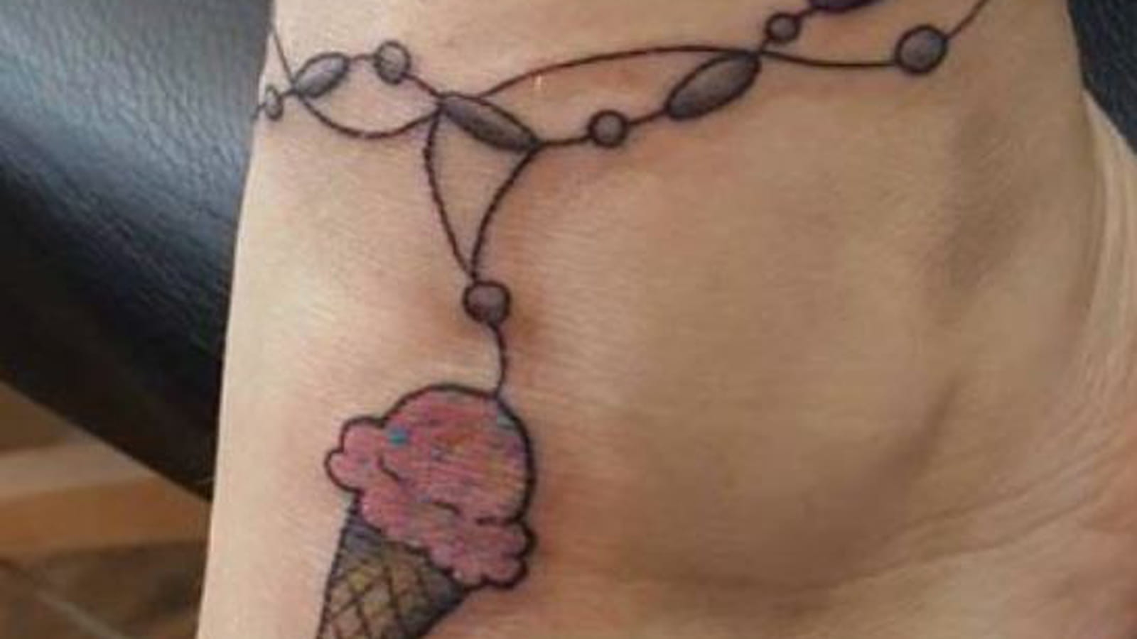 Bracelet et glace autour de la cheville