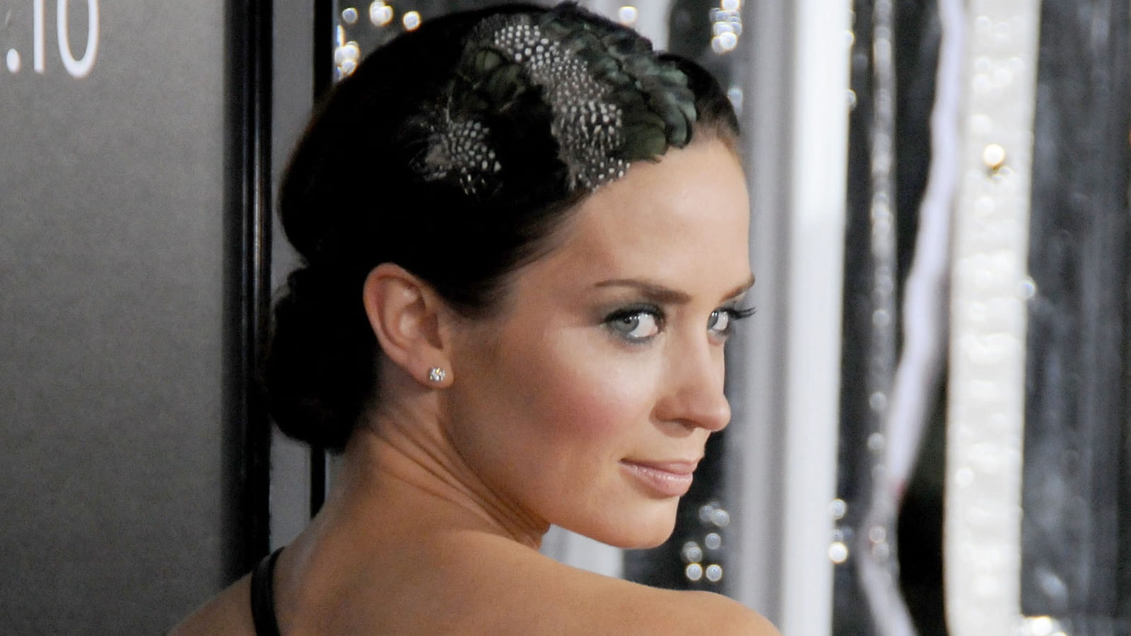 Emily Blunt, brune