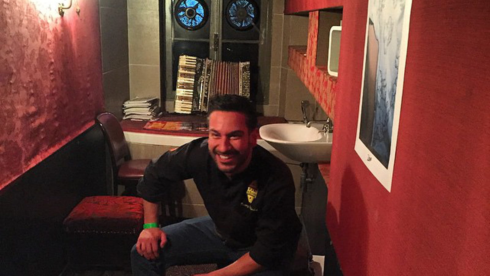 Denny Imbroisi, aux toilettes