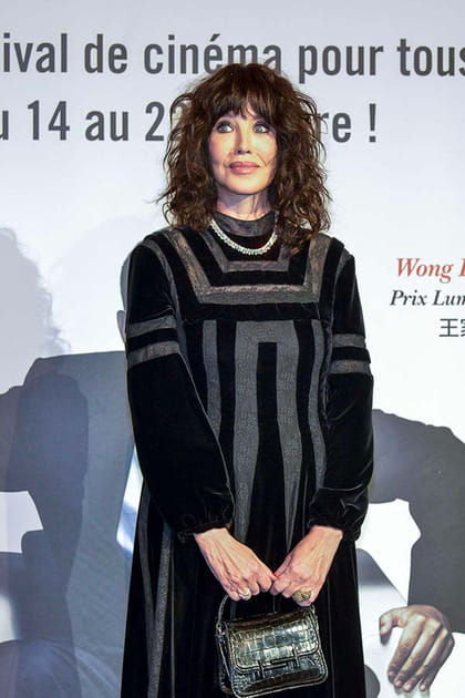 Isabelle Adjani en robe noir et gris à manches longues