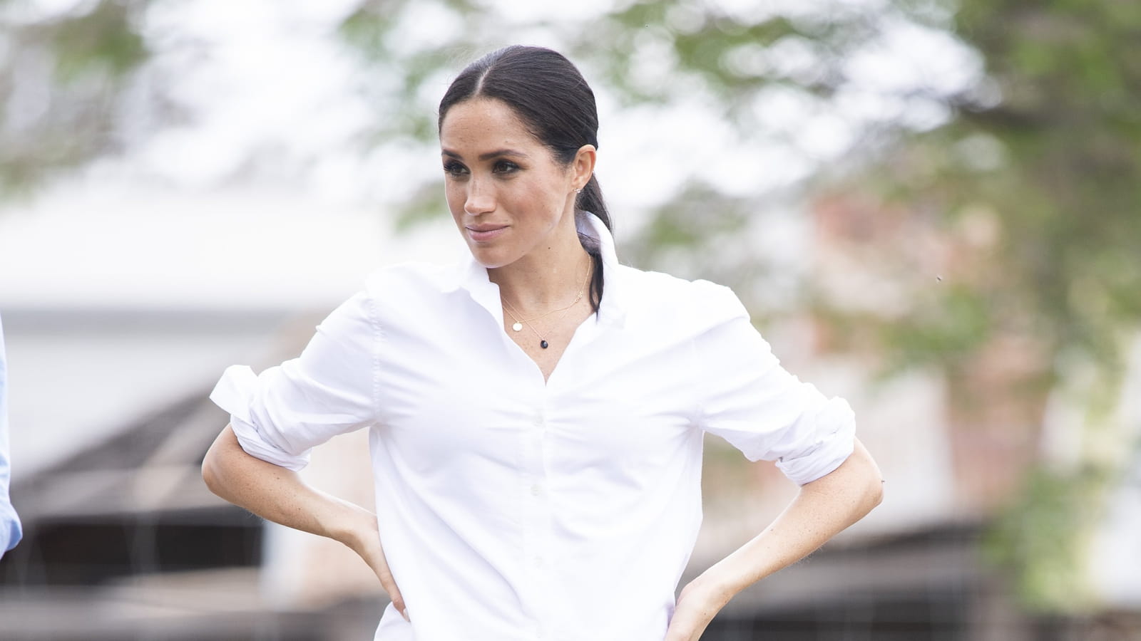 En jean noir et chemise blanche