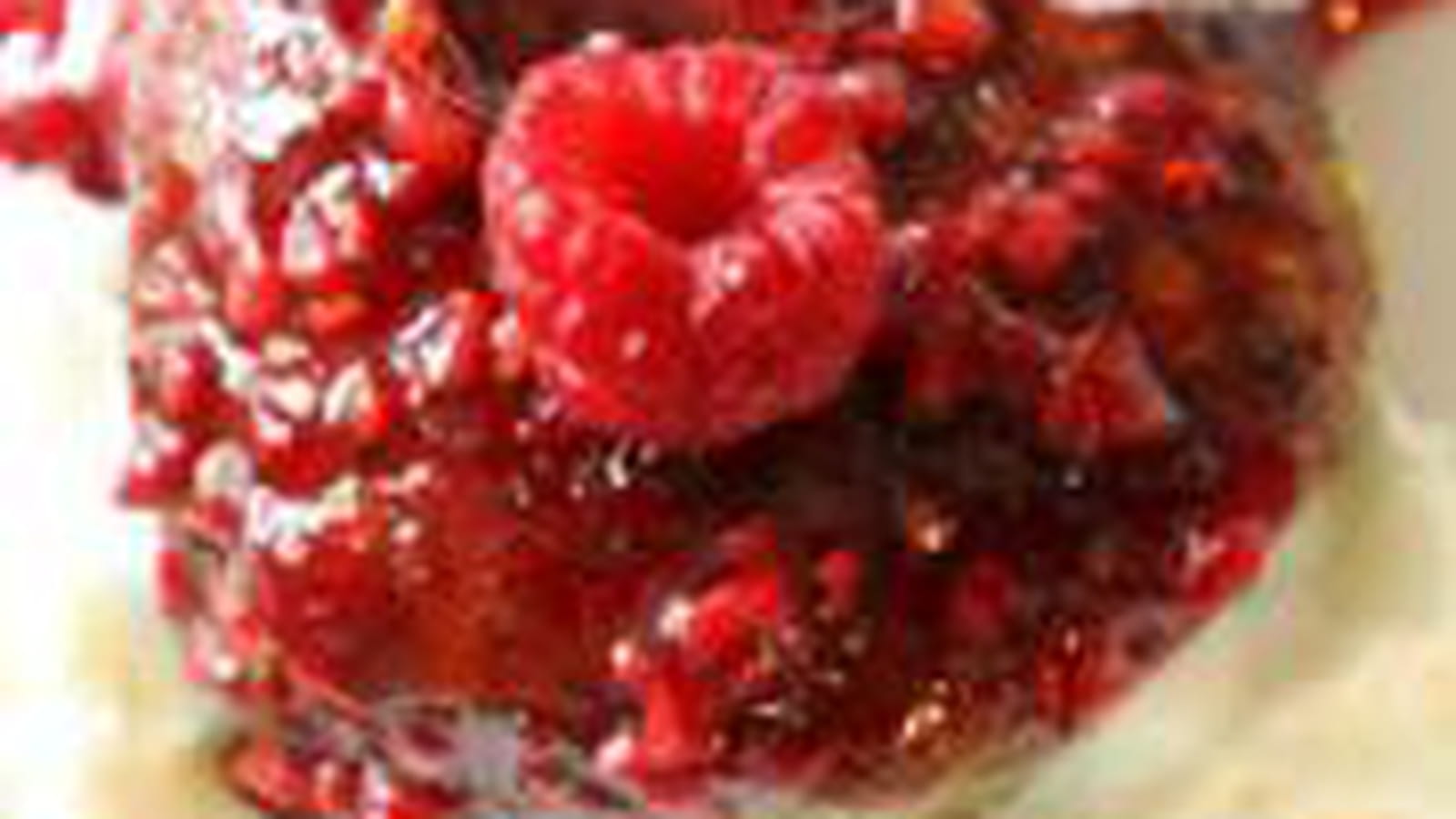 Pain d'épices perdu coulis de framboises-chantilly