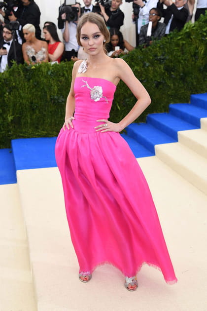 Lily-Rose Depp en robe bustier fuchsia Chanel