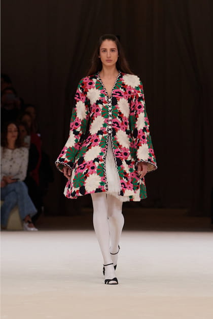 Jupe blanche et manteau &agrave; fleurs aper&ccedil;us sur le d&eacute;fil&eacute; Chanel