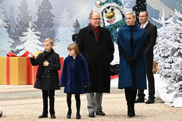 Charlene, Jacques, Gabriella et Albert de Monaco, Noël au palais dans un beau décor