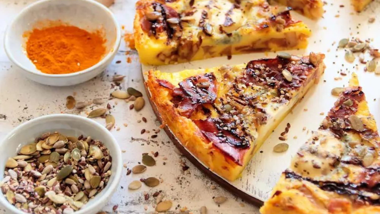 Quiche sans pâte aux pommes, chèvre et jambon cru