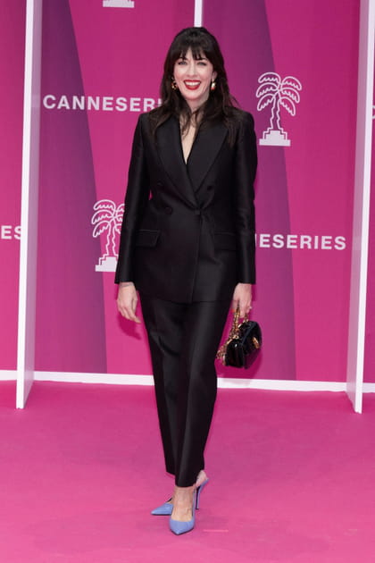 Nolwenn Leroy en ensemble blazer noir satiné