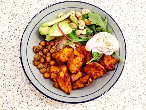 Buddha Bowl au boulgour, pois chiche, patate douce et avocat